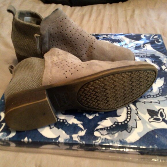 Toms Tan Cutout Suede Booties Pull On Heeled Ankle Boots Shoes Size 8 - Picture 4 of 5